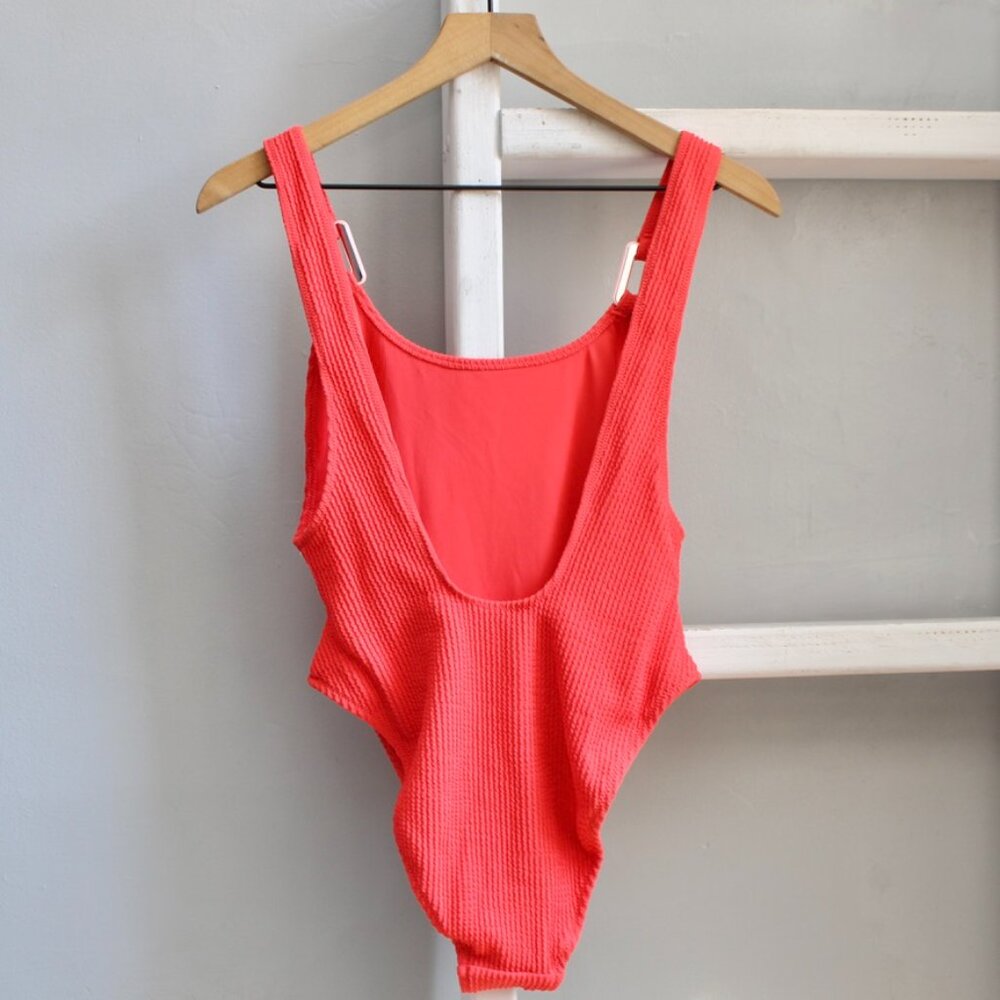Aerie Resort Red Crinkle Birthday Scoop Cheekiest One Piece Swimsuit Size Medium - Picture 2 of 9